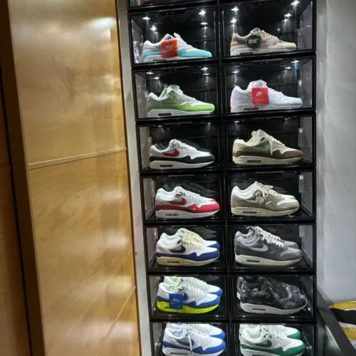 Sneakerwall van gestapelde LED zwarte sneakerboxen in slaapkamer