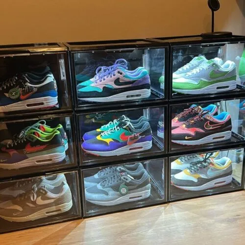 Sneakerwall van gestapelde LED zwarte sneakerboxen in slaapkamer