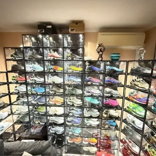 Sneakerwall van gestapelde LED zwarte sneakerboxen in slaapkamer