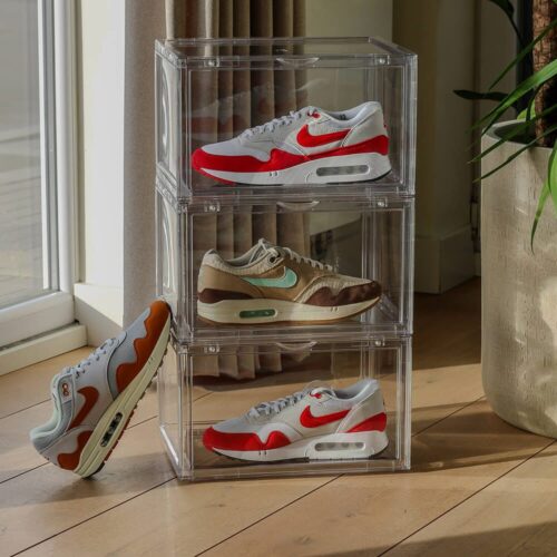 Drie paar sneakerbox transparant met daarin Nike Air Max 1