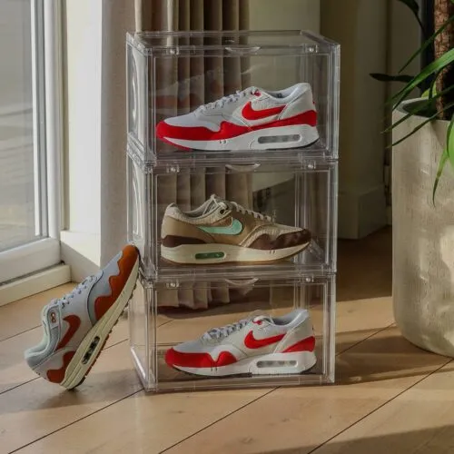 Drie paar sneakerbox transparant met daarin Nike Air Max 1